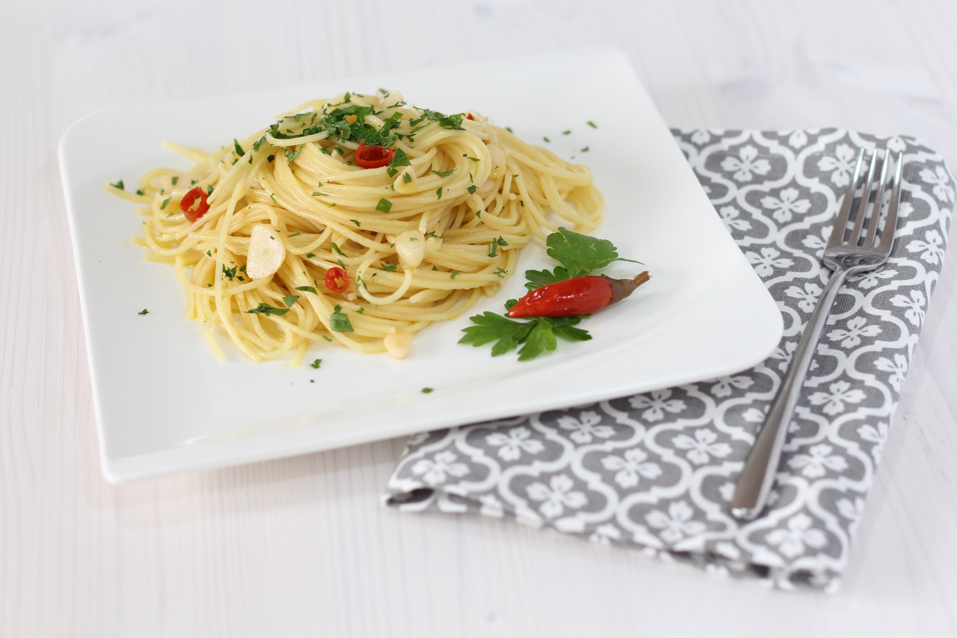 Špagety s cesnakom, olivovým olejom a čili